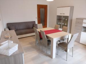 een keuken en eetkamer met een tafel en stoelen bij Nuovo appartamento a Clusone in Clusone