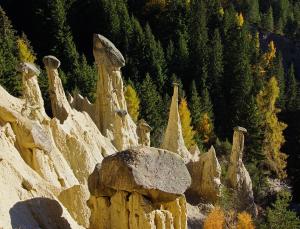 eine Gruppe von Felsen und Bäumen auf einem Berg in der Unterkunft Haus Peskoller in Percha