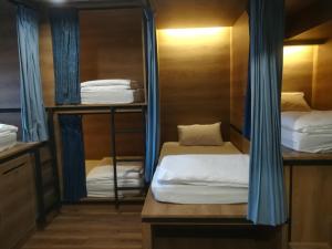 Letto o letti in una camera di Natee Hostel