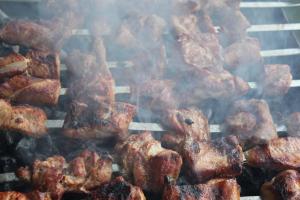 Ein Haufen Fleisch auf einem Grill in der Unterkunft Homestay in Kazbegi