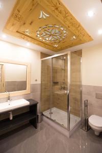 ビャウカにあるApartamenty Borysek De Luxのバスルーム(シャワー、洗面台、トイレ付)