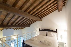 Schlafzimmer mit einem Bett mit Holzdecke in der Unterkunft Horti Della Fasanara in Ferrara