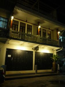 バンコクにあるザ ロイヤル ターティエン ヴィレッジの夜間のガレージドア2つ付きの家