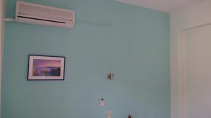 Cette chambre est dotée d'un climatiseur mural. dans l'établissement Poros House Hotel, à Poros