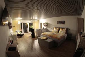 Postel nebo postele na pokoji v ubytování Apartment mit Burgblick im Grünen, Familie Held