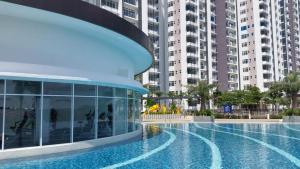 Bazén v ubytování Hadan Homestay Putrajaya Presint 15 nebo v jeho okolí