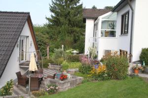 Photo de la galerie de l'établissement Apartment mit Burgblick im Grünen, Familie Held, à Burgthann