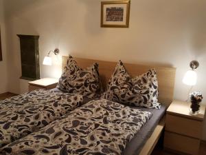 uma cama com almofadas num quarto em Ferienwohnung Valentin em Grossarl
