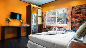 um quarto com uma cama com um cisne em Adang Island Resort em Ko Lipe