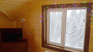 ヴェルホヴィナにあるVyshche za hmaryのクリスマスライト付きの窓のある部屋