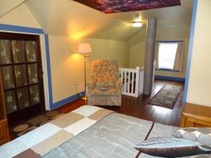 Een bed of bedden in een kamer bij Covered By Faith Rentals -Storybook Home