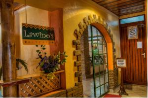 uma entrada para um edifício com uma porta de vidro em Kahama Hotel Nairobi em Nairobi