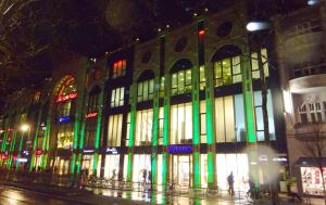 een groot gebouw met 's nachts verlichte ramen bij Wellem Unterkunft in Berlin West in Berlijn