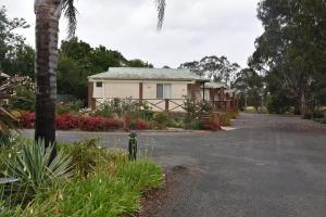 O grădină în afara Mount Barker Valley Views Motel & Chalets, Western Australia