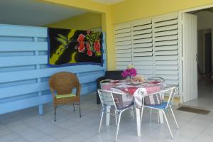 un tavolo e delle sedie seduti su un patio di Résidence le Belvedere de Gissac a Sainte-Anne