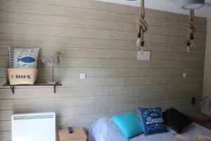 a bedroom with a bed and a wall at Le flamant - Appartement P2 de 40m2 grande terrasse-parking-wifi in La Grande Motte
