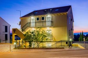 Das Gebäude in dem sich die Ferienwohnung befindet