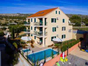 eine Luftaufnahme einer Villa mit Swimmingpool in der Unterkunft Vila Mimoza in Milna