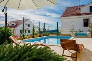 Der Swimmingpool an oder in der Nähe von Vila Mimoza