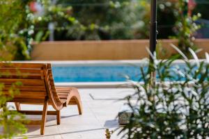 Der Swimmingpool an oder in der Nähe von Vila Mimoza