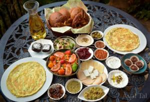 eine Tabelle mit verschiedenen Arten von Lebensmitteln auf einem Tisch in der Unterkunft Eretz Hagalil - Land of Galilee in Amirim