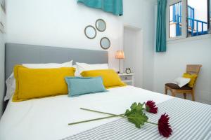 a bedroom with a bed with yellow and blue pillows at FAMARA. MAREA in Famara