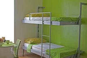 ローマにあるWellnessINNrome shortletの緑の部屋(二段ベッド2組付)