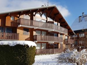 un grande condominio con neve sul terreno di Le Marquis a Morzine