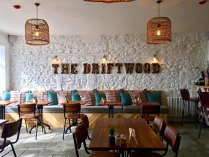 een restaurant met tafels, stoelen en een bank bij The Driftwood in Sligo