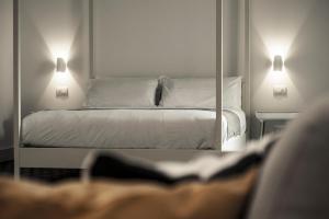 モルフェッタにあるMoMa Business Apartmentsのベッドルーム(鏡付きの白いベッド付)