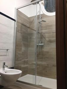 łazienka z prysznicem i umywalką w obiekcie B&B Lumasa w mieście Vietri sul Mare