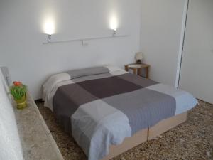 メストレにあるAppartamento Danieleのベッドルーム1室(大型ベッド1台、2つの照明付)