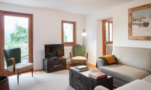 sala de estar con sofá y TV en COLVAGO COL DI LUNA – DOLOMITES NATIONAL PARK en Santa Giustina