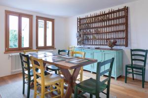 een eetkamer met een houten tafel en stoelen bij COLVAGO COL DI LUNA – DOLOMITES NATIONAL PARK in Santa Giustina