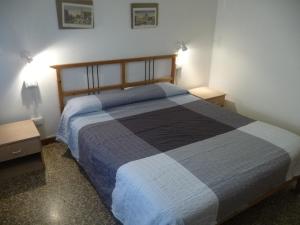 Appartamento Franca في ميستر: غرفة نوم بسرير كبير وموقف ليلتين