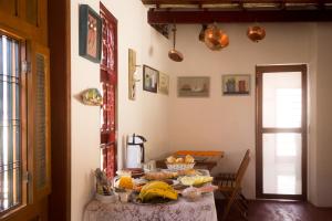un tavolo con un mucchio di cibo sopra di Villa Cottage Pousada a Monte Alegre do Sul
