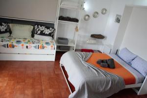 1 dormitorio con 2 camas y manta naranja en Sol Nascente Apartment, en Albufeira