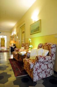sala de estar con 2 sillas y mesa en Bellevue House Affittacamere, en Florencia