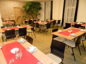 A restaurant or other place to eat at Hotel Bílý Páv
