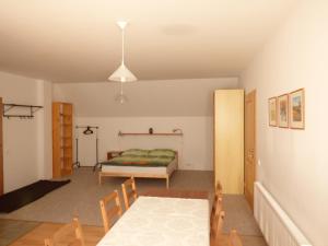 1 dormitorio con 1 cama, mesa y sillas en Chata Albrechta en Albrechtice v Jizerských horách