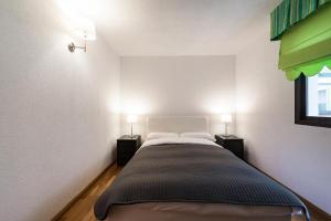 sypialnia z dużym łóżkiem i 2 szafkami nocnymi w obiekcie Prado Museum Air w Madrycie