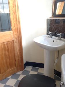 W łazience znajduje się biała umywalka i lustro. w obiekcie Maescelyn w Aberystwyth