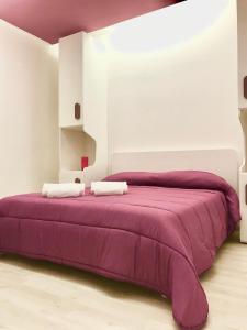 1 dormitorio con 1 cama de color púrpura en una habitación en B&B Fratelli Tommasini Salerno, en Salerno