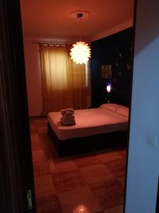 1 dormitorio con cama y lámpara de araña en Apartment South Tenerife, en San Isidro