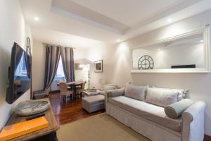 A television and/or entertainment centre at Holidays Banchi Nuovi