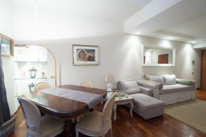 - un salon avec une table et un canapé dans l'établissement Holidays Banchi Nuovi, à Rome