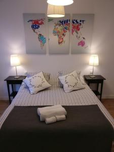 a large bed with two pillows and two lamps at Apartamento espacioso frente al Palacio de Congresos - AA in Salamanca