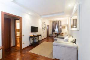 A television and/or entertainment centre at Holidays Banchi Nuovi