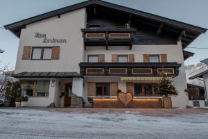 un edificio con un corazón en la parte delantera en Haus Landmann, en Ellmau 34 fotos más