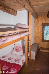 パッシーにあるChalet Worldsareus, Mont Blancのキャビン内の二段ベッド2台が備わる客室です。